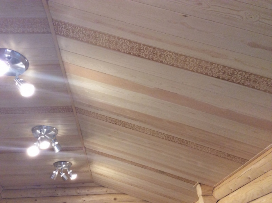 Отделка потолка в деревянном доме3