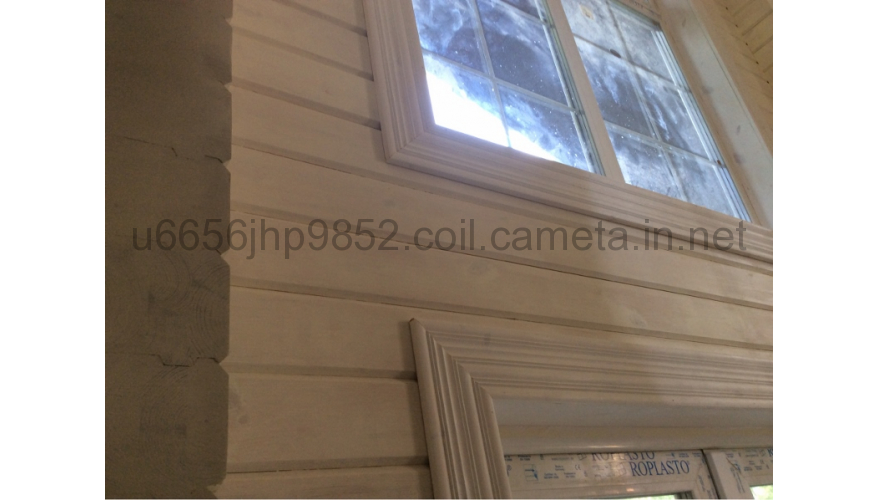 Широкий белый наличник в интерьере деревянного дома3